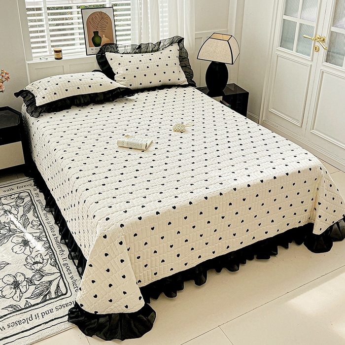 91家纺网 家纺一手货源 找家纺 艾橙家纺2025新款法式赫本风水洗棉印花雪纺花边单床盖 心心相印