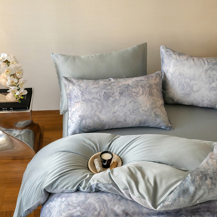 91家纺网 家纺一手货源 找家纺 咏绒家纺工厂店 2025新款60S奥地利兰精天丝数码印花暗合简约款系列四件套 望川-蓝