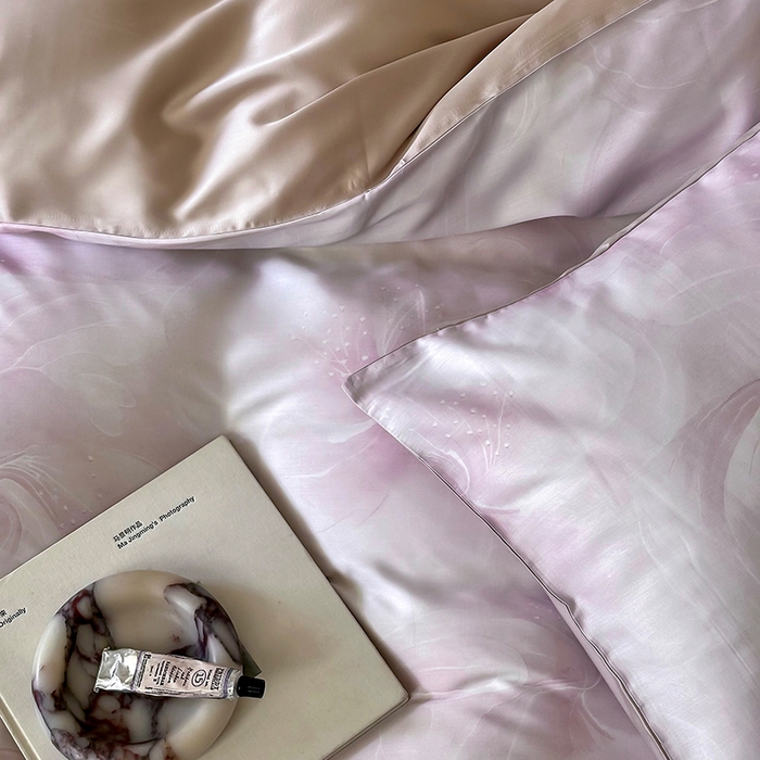 91家纺网 家纺一手货源 找家纺 咏绒家纺工厂店 2025新款60S奥地利兰精天丝数码印花暗合简约款系列四件套 莫斯-紫