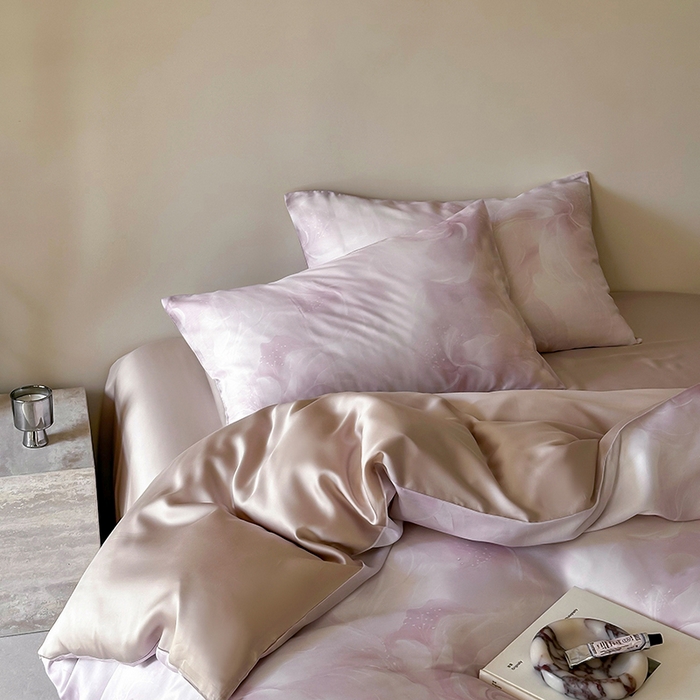 91家纺网 家纺一手货源 找家纺 咏绒家纺工厂店 2025新款60S奥地利兰精天丝数码印花暗合简约款系列四件套 莫斯-紫