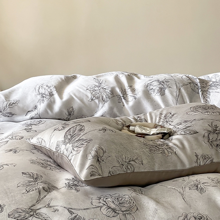 91家纺网 家纺一手货源 找家纺 咏绒家纺工厂店 2025新款60S奥地利兰精天丝数码印花暗合简约款系列四件套 夏洛-灰