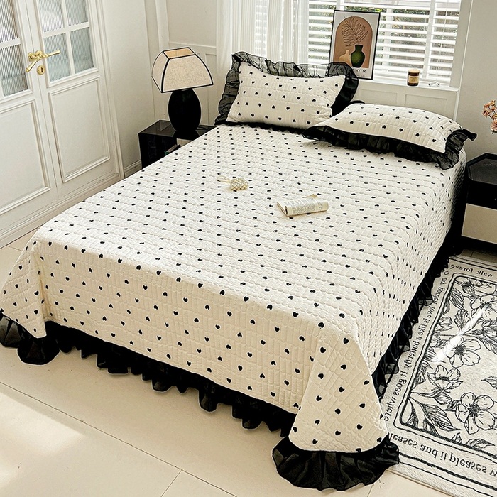 91家纺网 家纺一手货源 找家纺 艾橙家纺2025新款法式赫本风水洗棉印花雪纺花边单床盖 心心相印