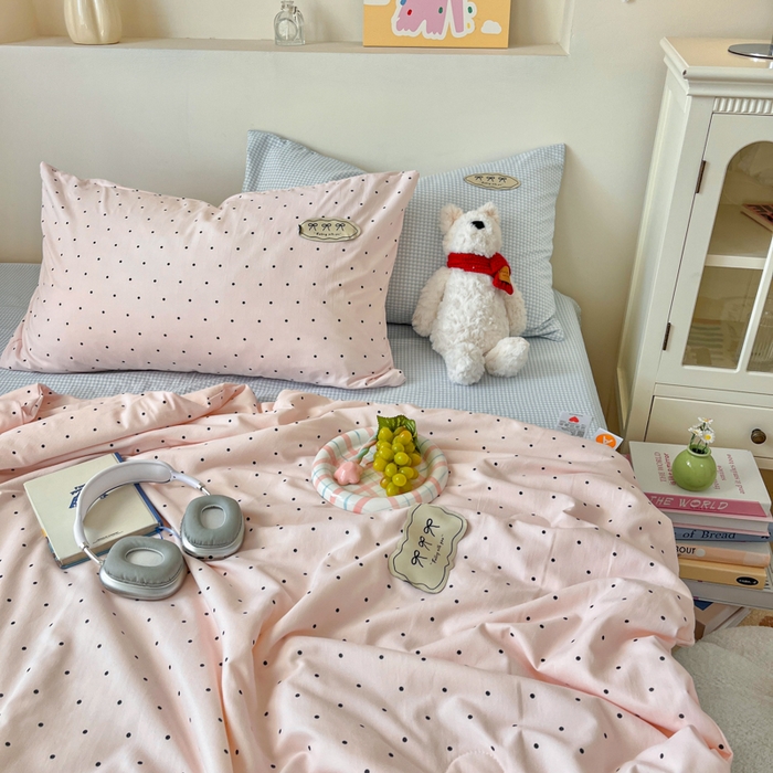 91家纺网 家纺一手货源 找家纺 桃心家居 2025新款A类ins云柔水洗棉大豆织标蝴蝶结毛球少女单夏被夏被四件套系列 奶昔粉蓝