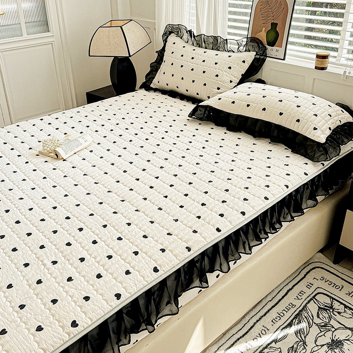 91家纺网 家纺一手货源 找家纺 艾橙家纺2025新款法式赫本风水洗棉印花雪纺花边单床笠 心心相印