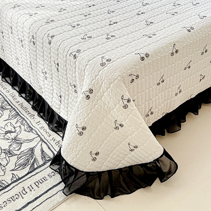 91家纺网 家纺一手货源 找家纺 艾橙家纺2025新款法式赫本风水洗棉印花雪纺花边单床盖 美味樱桃