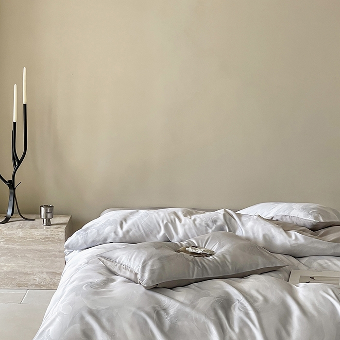 91家纺网 家纺一手货源 找家纺 咏绒家纺工厂店 2025新款60S奥地利兰精天丝数码印花暗合简约款系列四件套 莫斯-灰