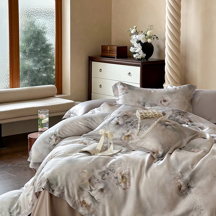 91家纺网 家纺一手货源 找家纺 2025新款60S奥地利兰精天丝数码印花宽边压线系列四件套 奥菲娜-灰