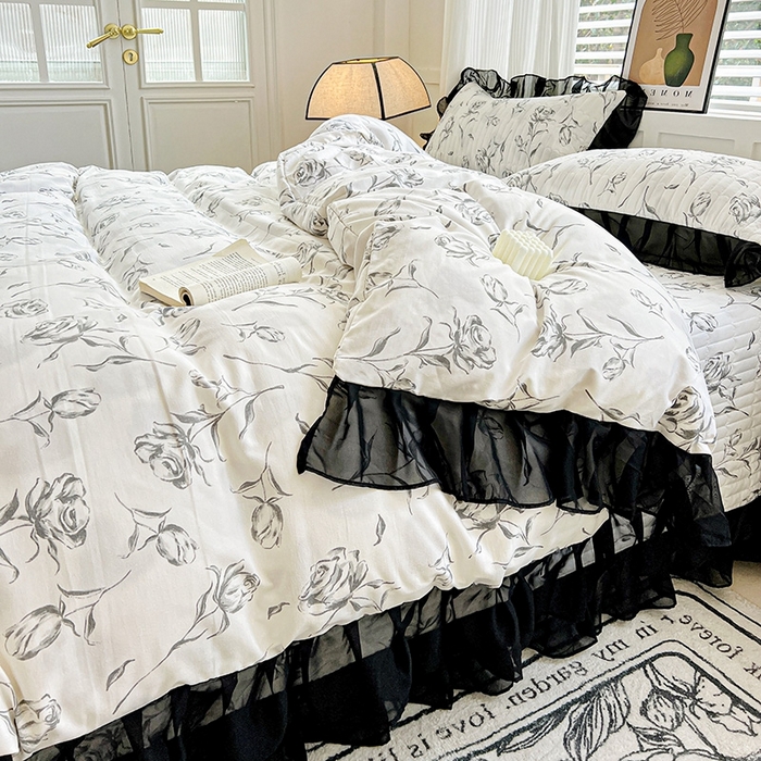 91家纺网 家纺一手货源 找家纺 艾橙家纺2025新款法式赫本风水洗棉印花雪纺花边四件套 水墨玫瑰