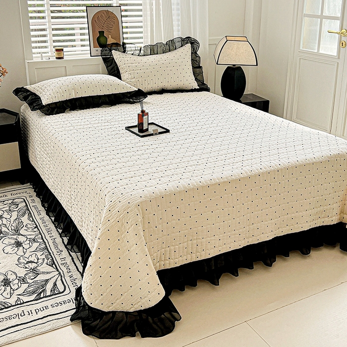 91家纺网 家纺一手货源 找家纺 艾橙家纺2025新款法式赫本风水洗棉印花雪纺花边单床盖 点点爱