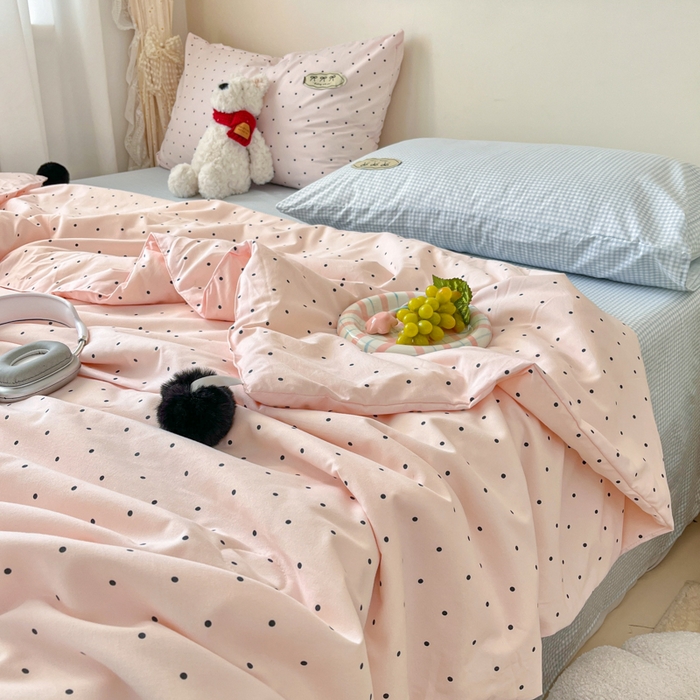 91家纺网 家纺一手货源 找家纺 桃心家居 2025新款A类ins云柔水洗棉大豆织标蝴蝶结毛球少女单夏被夏被四件套系列 奶昔粉蓝