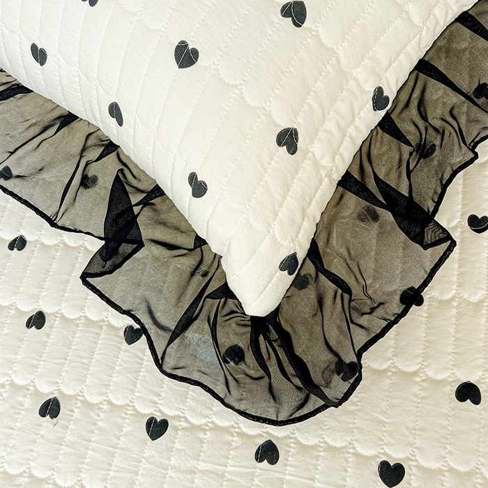 91家纺网 家纺一手货源 找家纺 艾橙 2025新款法式赫本风水洗棉印花雪纺花边单枕套 心心相印