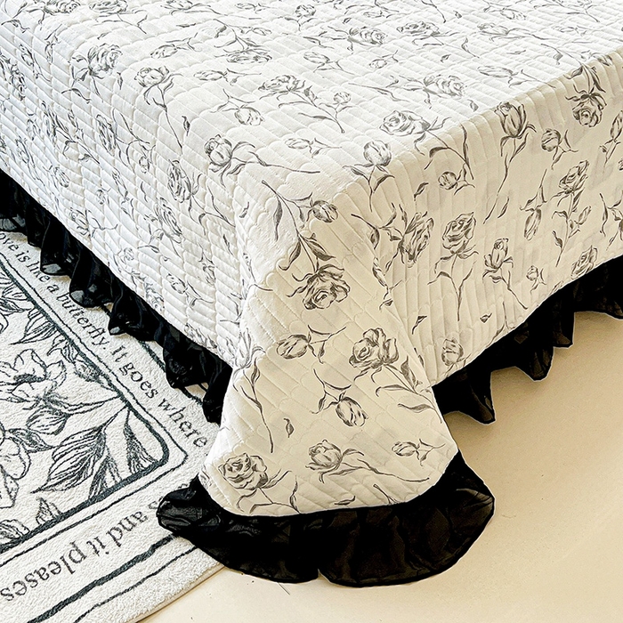 91家纺网 家纺一手货源 找家纺 艾橙家纺2025新款法式赫本风水洗棉印花雪纺花边单床盖 水墨玫瑰