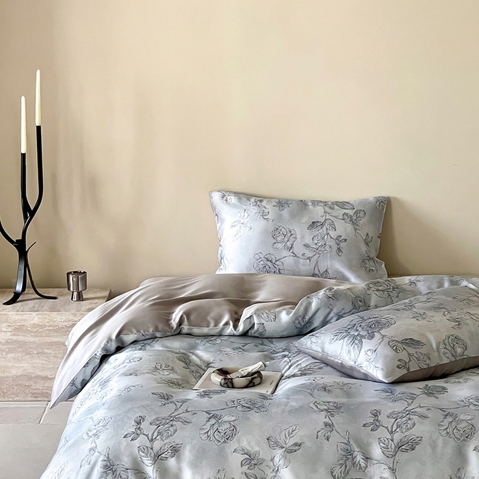 91家纺网 家纺一手货源 找家纺 咏绒家纺工厂店 2025新款60S奥地利兰精天丝数码印花暗合简约款系列四件套 夏洛-蓝