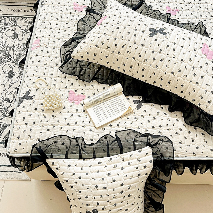 91家纺网 家纺一手货源 找家纺 艾橙家纺2025新款法式赫本风水洗棉印花雪纺花边单床笠 朵蔓花馨