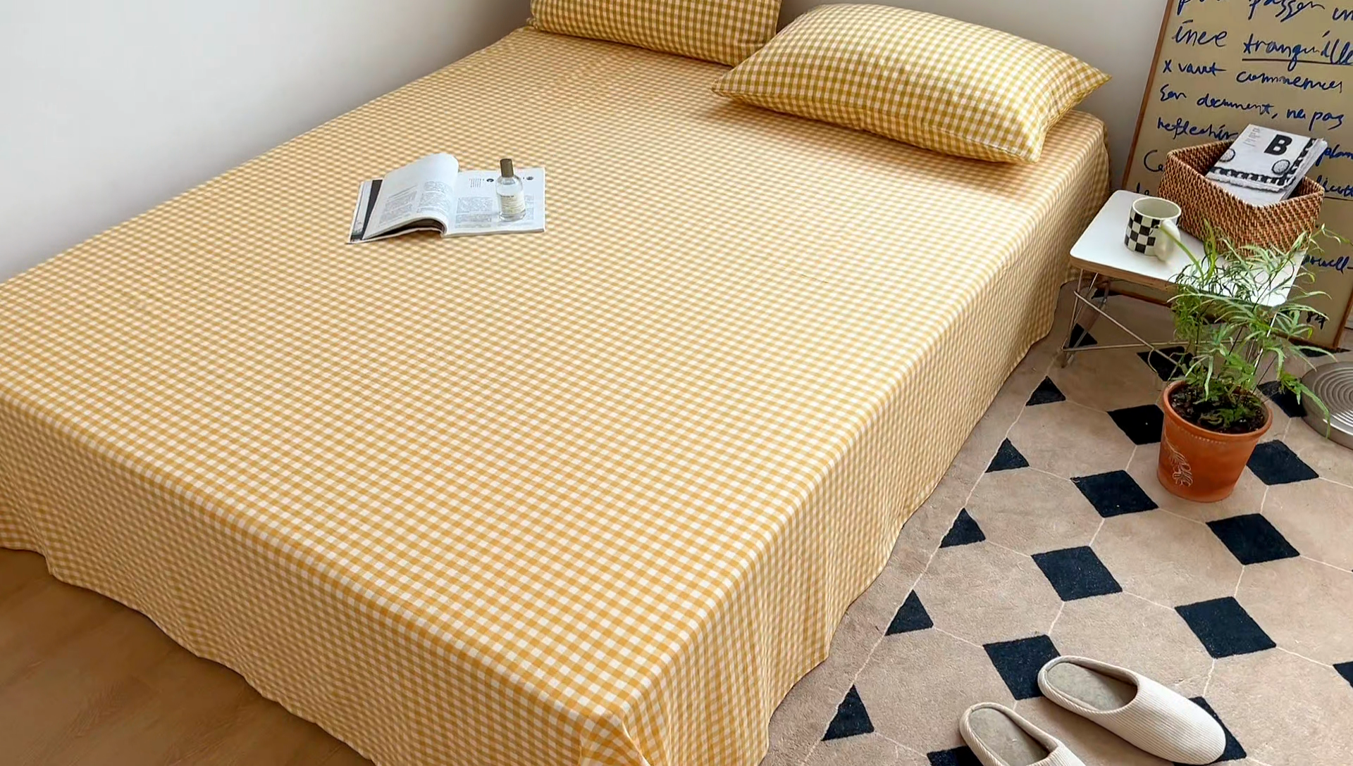 91家纺网 家纺一手货源 找家纺 2025新款水洗棉单床单 淡黄小格