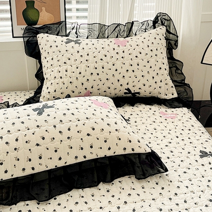 91家纺网 家纺一手货源 找家纺 艾橙 2025新款法式赫本风水洗棉印花雪纺花边单枕套 朵蔓花馨