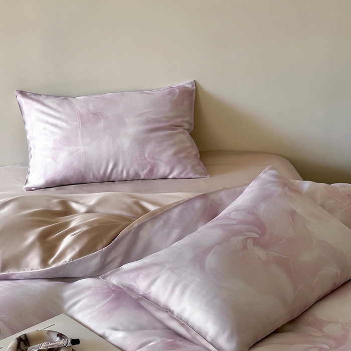 91家纺网 家纺一手货源 找家纺 咏绒家纺工厂店 2025新款60S奥地利兰精天丝数码印花暗合简约款系列四件套 莫斯-紫