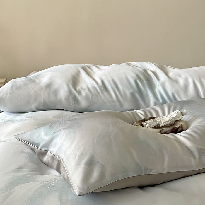 91家纺网 家纺一手货源 找家纺 咏绒家纺工厂店 2025新款60S奥地利兰精天丝数码印花暗合简约款系列四件套 莫斯-蓝