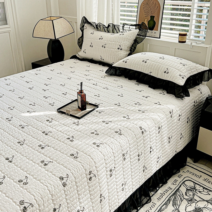 91家纺网 家纺一手货源 找家纺 艾橙家纺2025新款法式赫本风水洗棉印花雪纺花边单床盖 美味樱桃