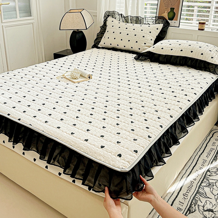 91家纺网 家纺一手货源 找家纺 艾橙家纺2025新款法式赫本风水洗棉印花雪纺花边单床笠 心心相印