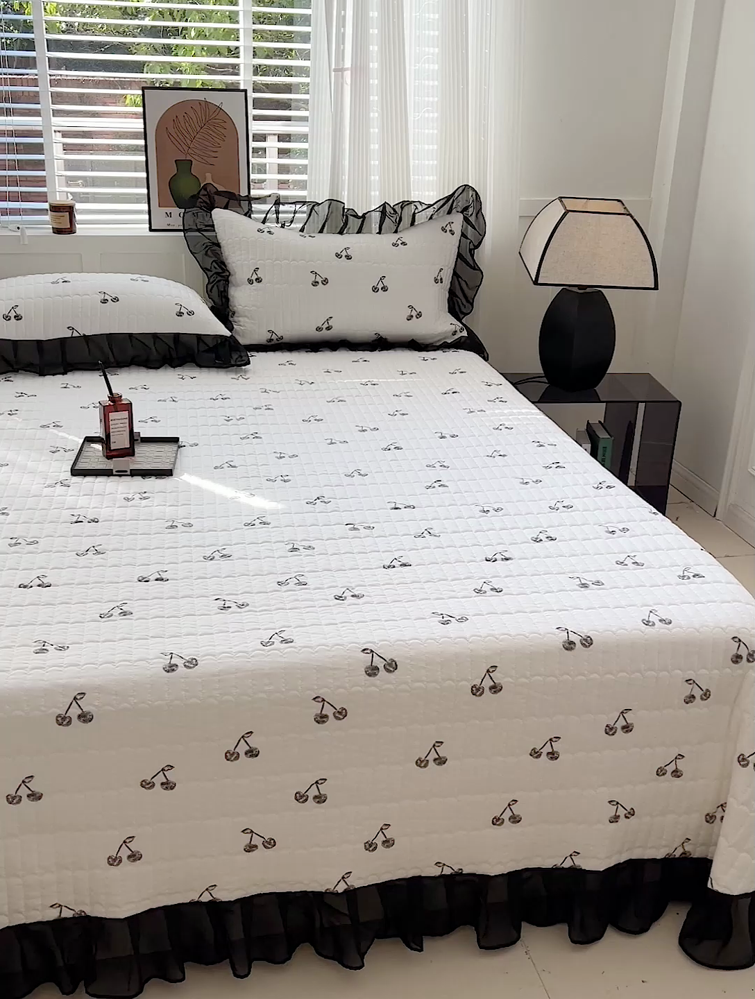 91家纺网 家纺一手货源 找家纺 艾橙家纺2025新款法式赫本风水洗棉印花雪纺花边单床盖 美味樱桃