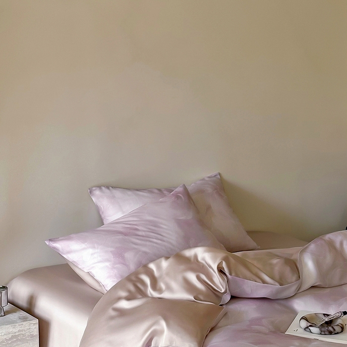 91家纺网 家纺一手货源 找家纺 咏绒家纺工厂店 2025新款60S奥地利兰精天丝数码印花暗合简约款系列四件套 莫斯-紫