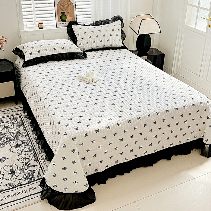 91家纺网 家纺一手货源 找家纺 艾橙家纺2025新款法式赫本风水洗棉印花雪纺花边单床盖 黑色蝴蝶结