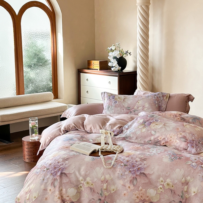 91家纺网 家纺一手货源 找家纺 2025新款60S奥地利兰精天丝数码印花宽边压线系列四件套 莫丽花园-紫