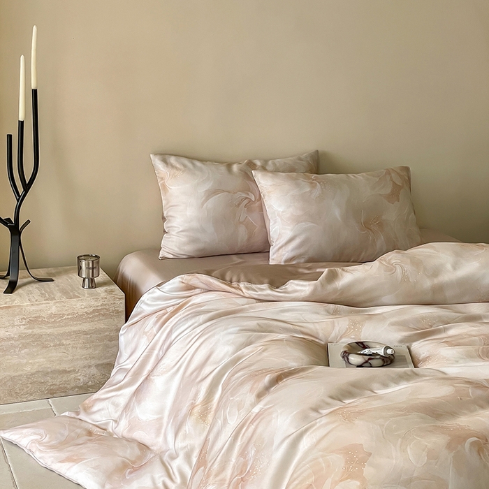 91家纺网 家纺一手货源 找家纺 咏绒家纺工厂店 2025新款60S奥地利兰精天丝数码印花暗合简约款系列四件套 莫斯-粉玉