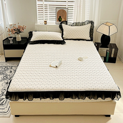 91家纺网 家纺一手货源 找家纺 艾橙家纺2025新款法式赫本风水洗棉印花雪纺花边单床笠 点点爱