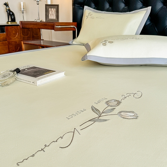 91家纺网 家纺一手货源 找家纺 格真 2025新款A类中分子PE瞬间凉感刺绣冰藤席高端复合三明治加密软凉席可折叠空调席藤席 凉感冰腾-米黄