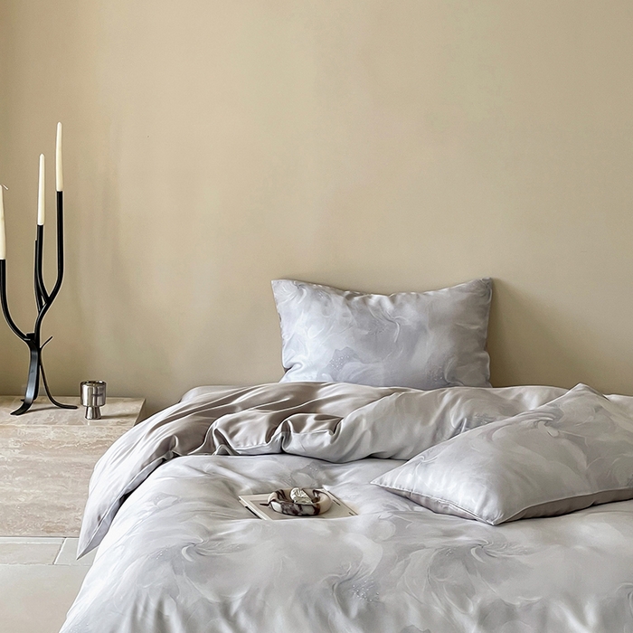 91家纺网 家纺一手货源 找家纺 咏绒家纺工厂店 2025新款60S奥地利兰精天丝数码印花暗合简约款系列四件套 莫斯-灰