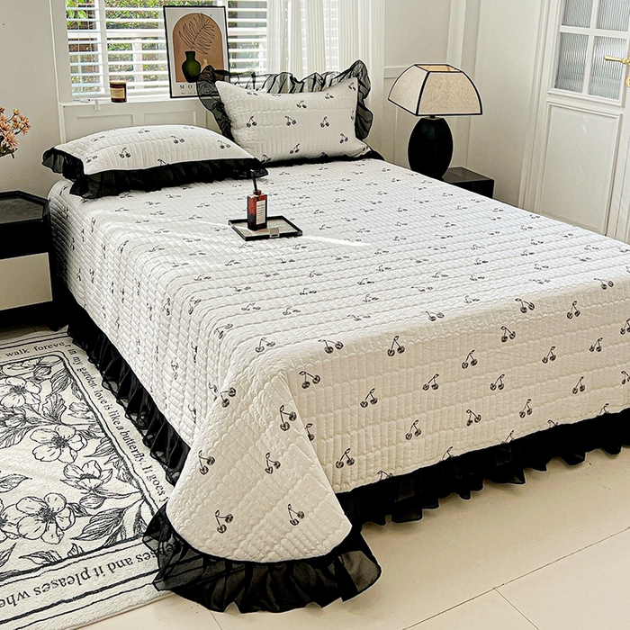 91家纺网 家纺一手货源 找家纺 艾橙家纺2025新款法式赫本风水洗棉印花雪纺花边单床盖 美味樱桃