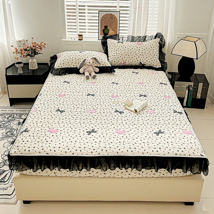 91家纺网 家纺一手货源 找家纺 艾橙家纺2025新款法式赫本风水洗棉印花雪纺花边单床笠 朵蔓花馨