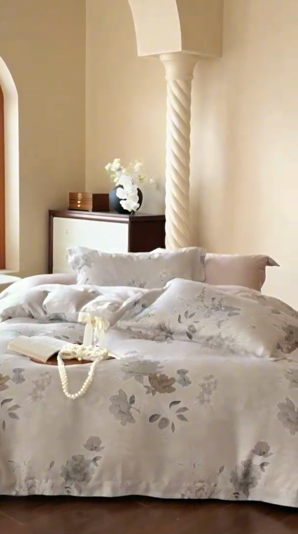 91家纺网 家纺一手货源 找家纺 2025新款60S奥地利兰精天丝数码印花宽边压线系列四件套 楠风-咖