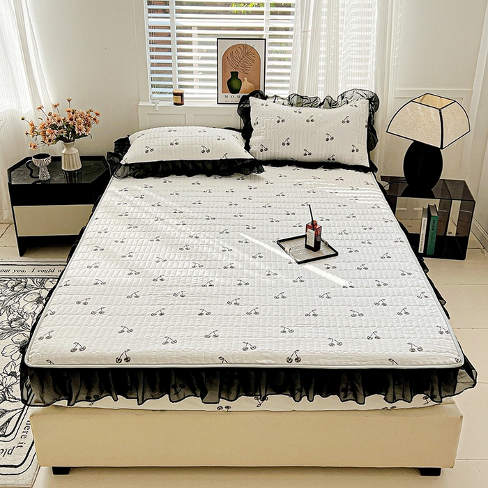 91家纺网 家纺一手货源 找家纺 艾橙家纺2025新款法式赫本风水洗棉印花雪纺花边单床笠 美味樱桃