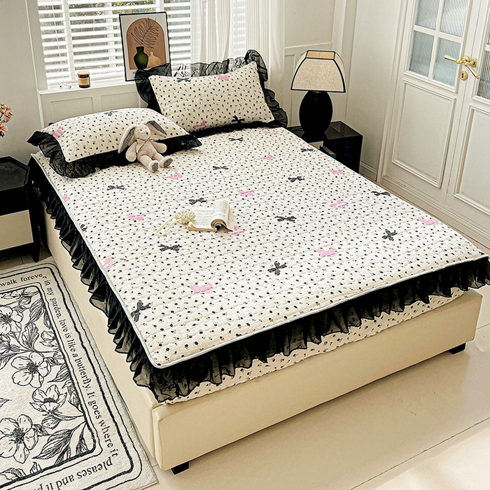 91家纺网 家纺一手货源 找家纺 艾橙家纺2025新款法式赫本风水洗棉印花雪纺花边单床笠 朵蔓花馨