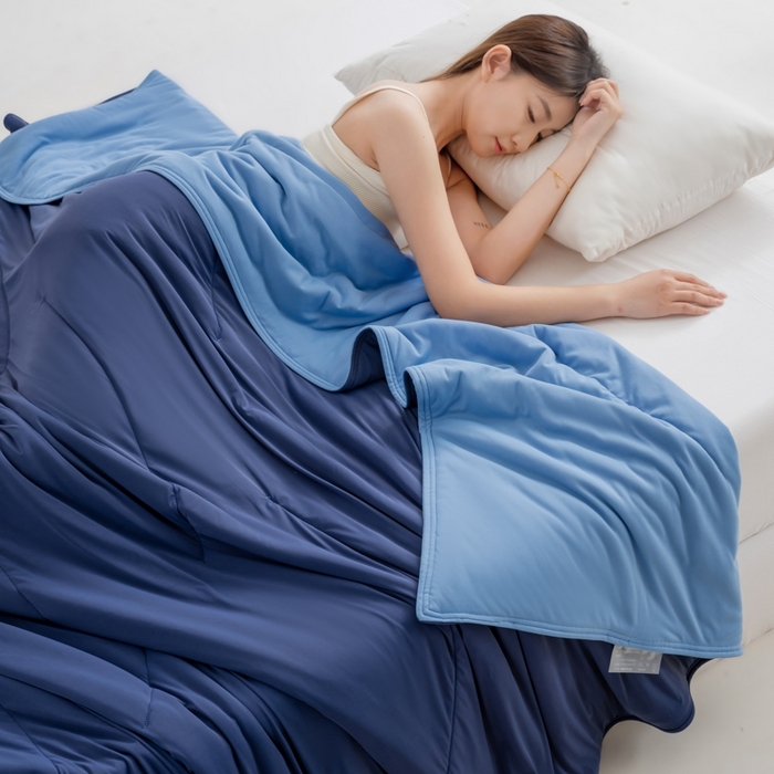 91家纺网 家纺一手货源 找家纺 兜米家居 2025新款亚朵同款夏季深睡被pro1夏凉被可机洗空调被透气被子 夏夜深蓝