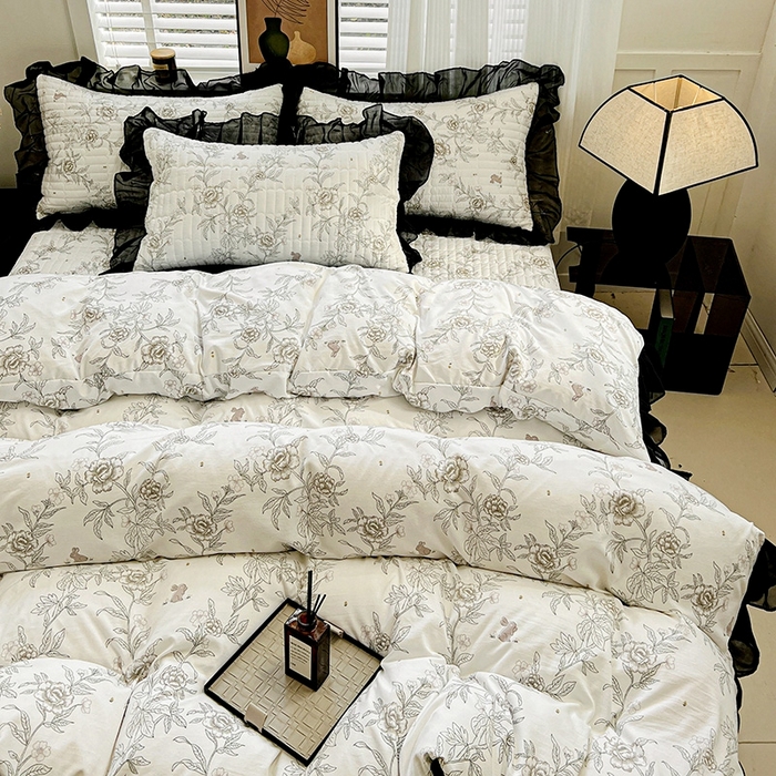 91家纺网 家纺一手货源 找家纺 艾橙家纺2025新款法式赫本风水洗棉印花雪纺花边四件套 素馨花恋