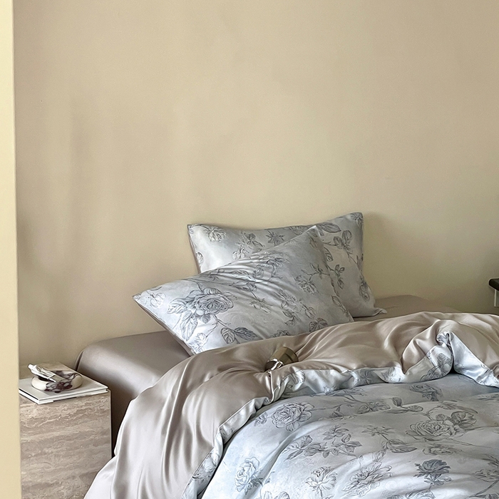 91家纺网 家纺一手货源 找家纺 咏绒家纺工厂店 2025新款60S奥地利兰精天丝数码印花暗合简约款系列四件套 夏洛-蓝