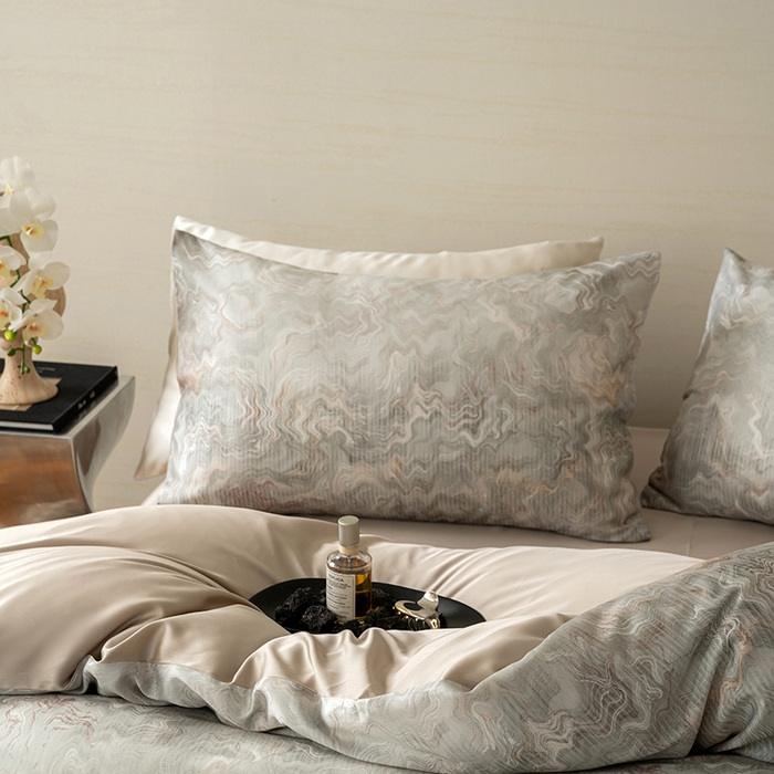 91家纺网 家纺一手货源 找家纺 咏绒家纺工厂店 2025新款60S奥地利兰精天丝数码印花暗合简约款系列四件套 望川-灰