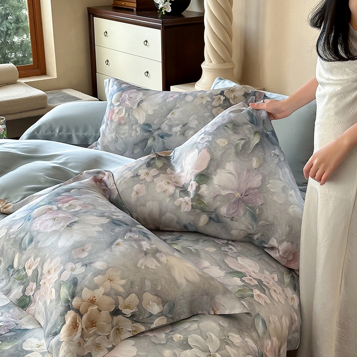 91家纺网 家纺一手货源 找家纺 2025新款60S奥地利兰精天丝数码印花宽边压线系列四件套 莫丽花园-灰