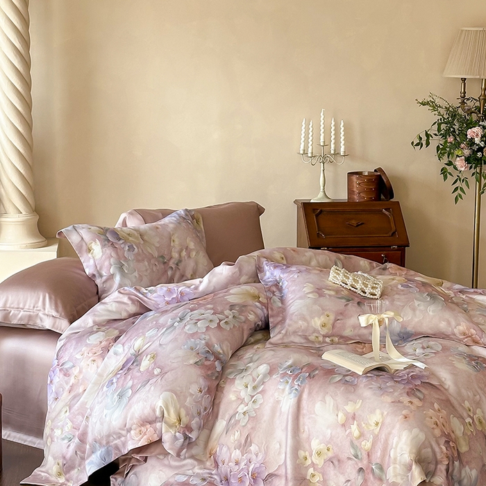 91家纺网 家纺一手货源 找家纺 2025新款60S奥地利兰精天丝数码印花宽边压线系列四件套 莫丽花园-紫