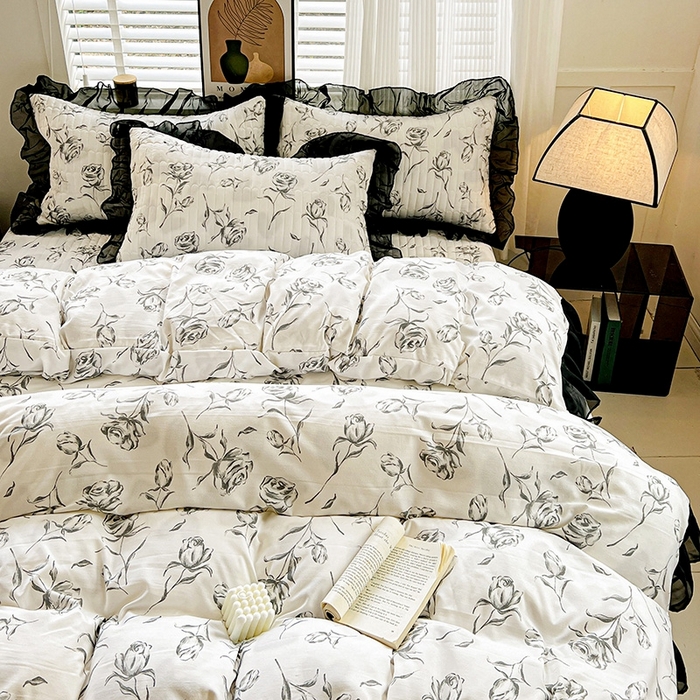 91家纺网 家纺一手货源 找家纺 艾橙家纺2025新款法式赫本风水洗棉印花雪纺花边四件套 水墨玫瑰