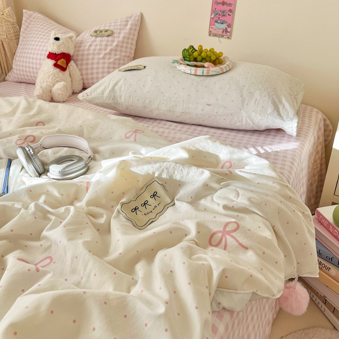 91家纺网 家纺一手货源 找家纺 桃心家居 2025新款A类ins云柔水洗棉大豆织标蝴蝶结毛球少女单夏被夏被四件套系列 粉果气泡