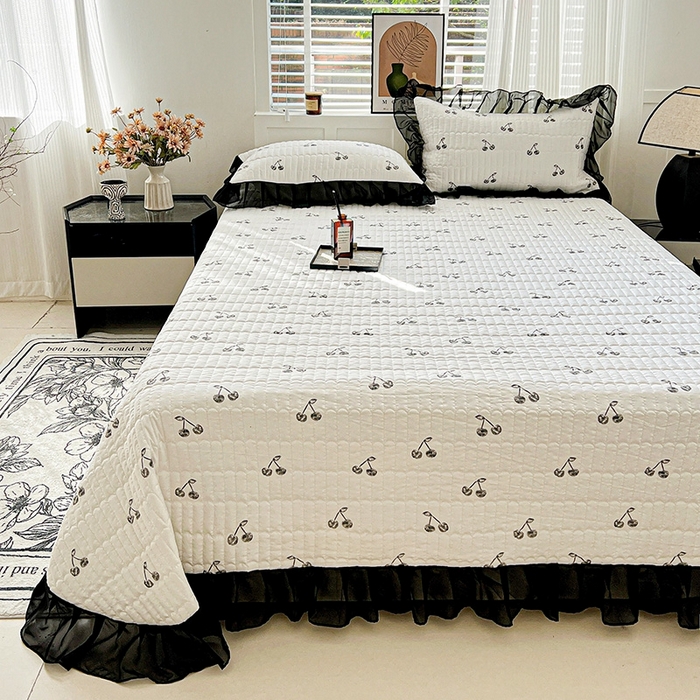 91家纺网 家纺一手货源 找家纺 艾橙家纺2025新款法式赫本风水洗棉印花雪纺花边单床盖 美味樱桃