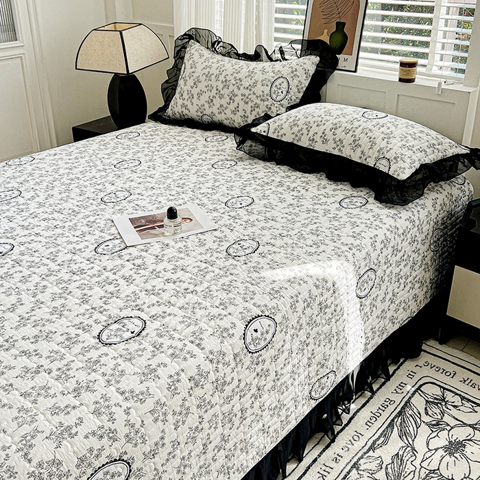 91家纺网 家纺一手货源 找家纺 艾橙家纺2025新款法式赫本风水洗棉印花雪纺花边单床盖 澜音花香