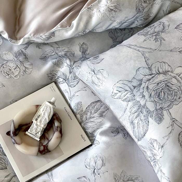 91家纺网 家纺一手货源 找家纺 咏绒家纺工厂店 2025新款60S奥地利兰精天丝数码印花暗合简约款系列四件套 夏洛-蓝