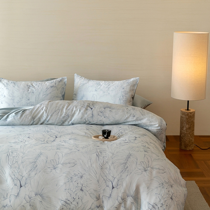 91家纺网 家纺一手货源 找家纺 咏绒家纺工厂店 2025新款60S奥地利兰精天丝数码印花暗合简约款系列四件套 叶影-蓝