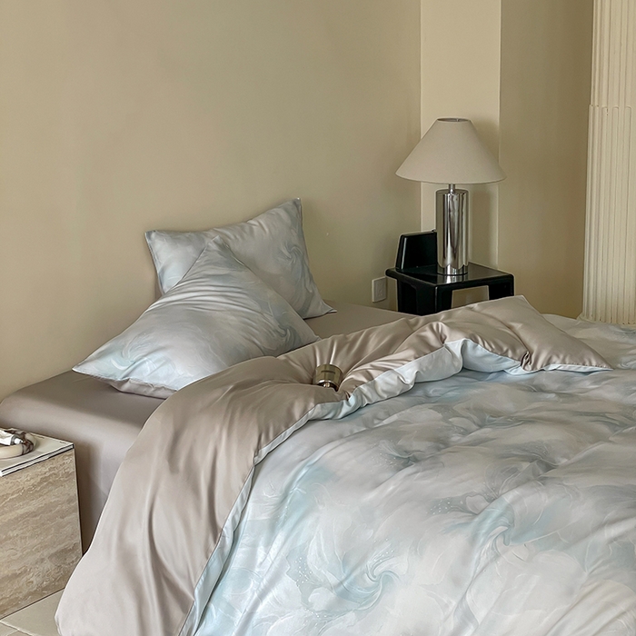 91家纺网 家纺一手货源 找家纺 咏绒家纺工厂店 2025新款60S奥地利兰精天丝数码印花暗合简约款系列四件套 莫斯-蓝